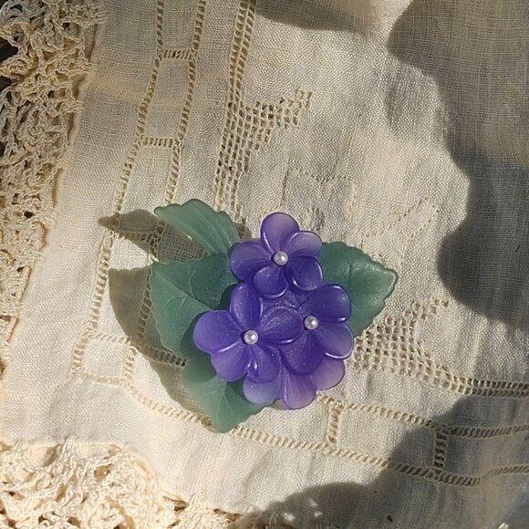 Vintage 1980's Frosted Lucite Violet Brooch by Avon - Picture 2 of 7